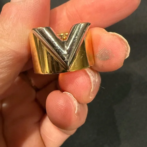 Louis Vuitton Essential V Ring Size 7/M - Picture 5 of 16